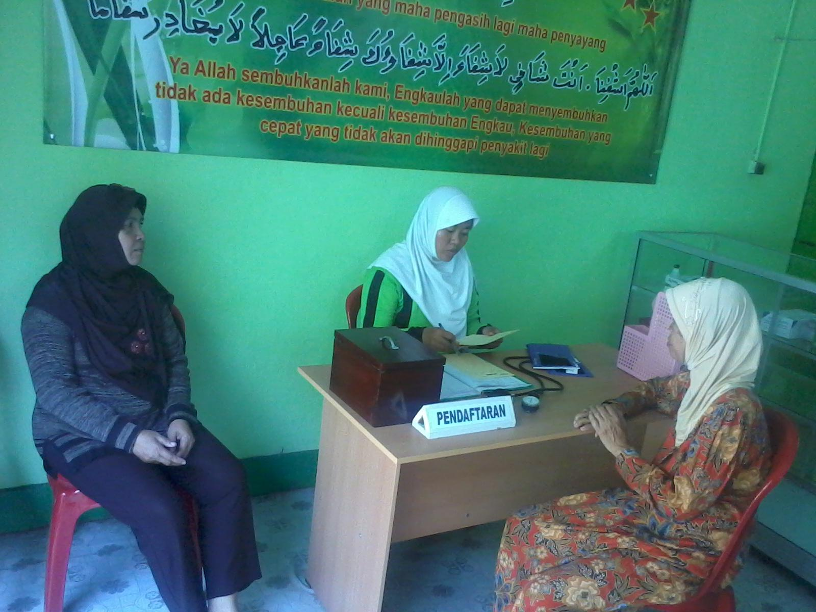 Aktivitas pelayanan dan konsultasi di Pos Kesehatan Umat Al Ikhsan